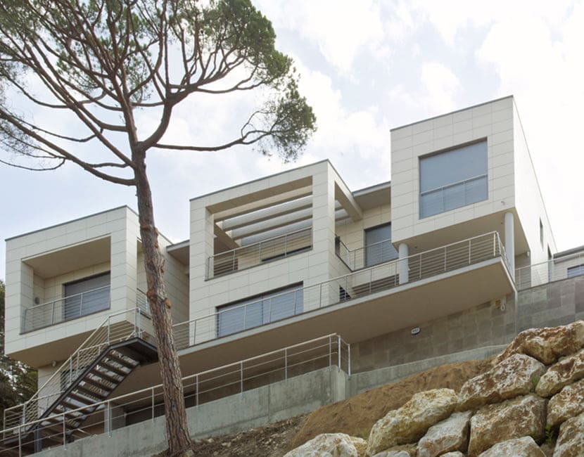 Frontek porcelain cladding — hillside residential complex, Spain
