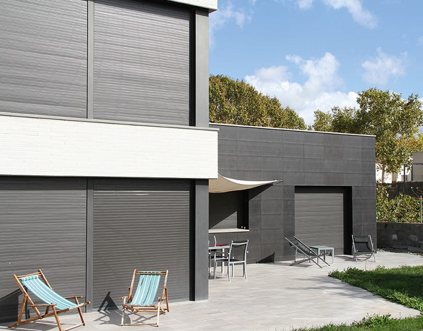 Frontek Azabache porcelain — modern residential patio facade
